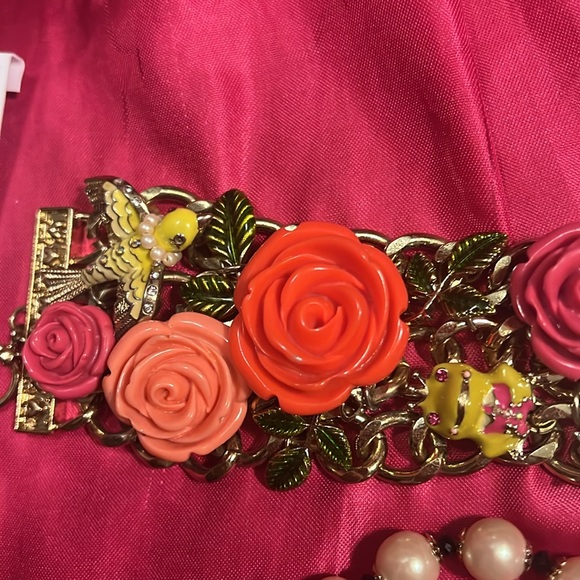 Betsey Johnson Rose Garden Collection chunky toggle Bracelet - Picture 7 of 7